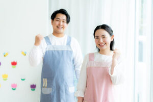 ガッツポーズの保育士男女