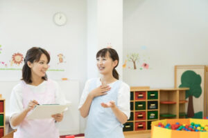 談笑する保育士