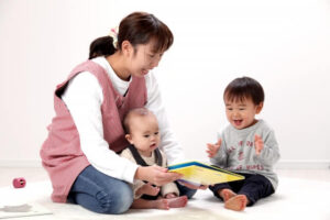 読み聞かせをする保育士
