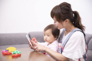 自宅で子供とスマホ保育士