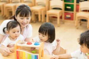 子供と保育士が遊んでいる