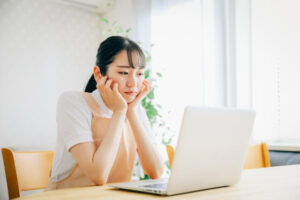 pcの前で悩む保育士