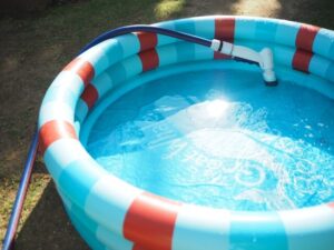 プールに水を入れている