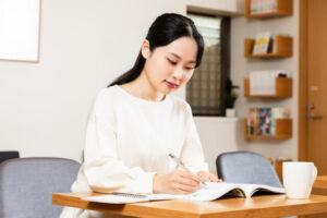 勉強する女性